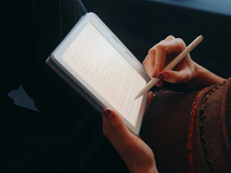 Highlighting a line with a stylus on the Kobo, from Curiouser, a Rakuten Kobo concept film by Studio Propel